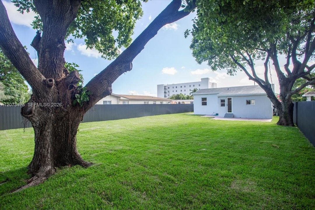 For Rent: $3,700 (3 beds, 1 baths, 1090 Square Feet)