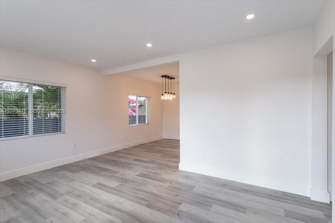 For Rent: $3,700 (3 beds, 1 baths, 1090 Square Feet)