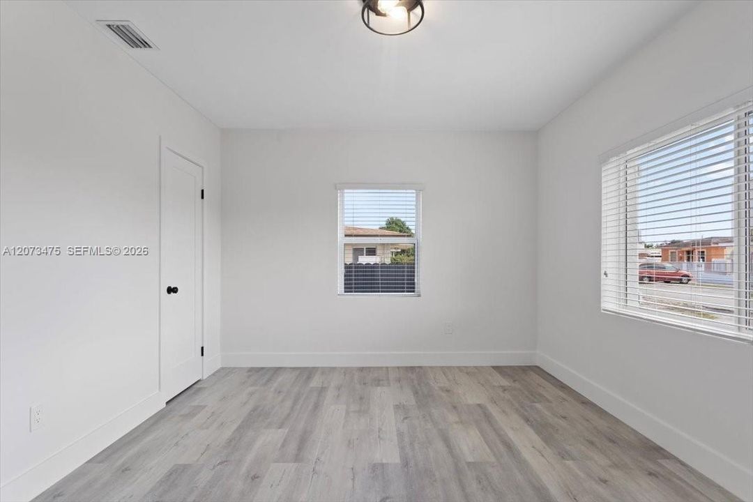 For Rent: $3,700 (3 beds, 1 baths, 1090 Square Feet)
