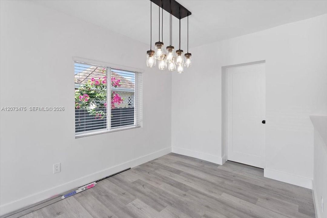 For Rent: $3,700 (3 beds, 1 baths, 1090 Square Feet)