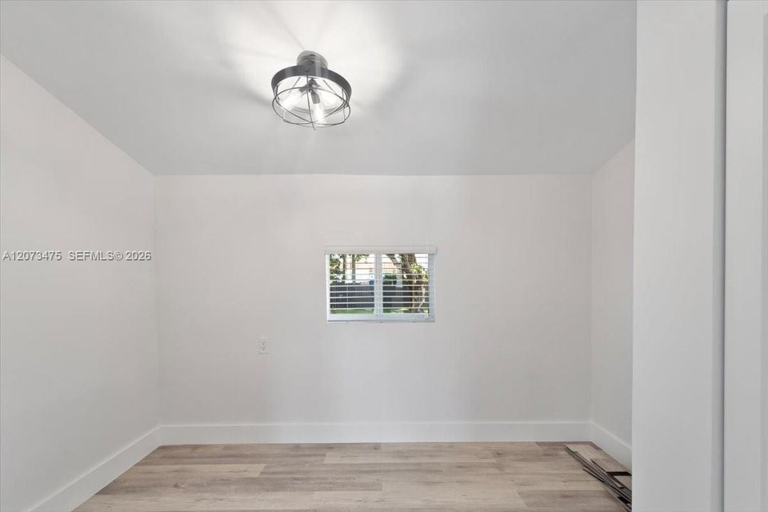 For Rent: $3,700 (3 beds, 1 baths, 1090 Square Feet)