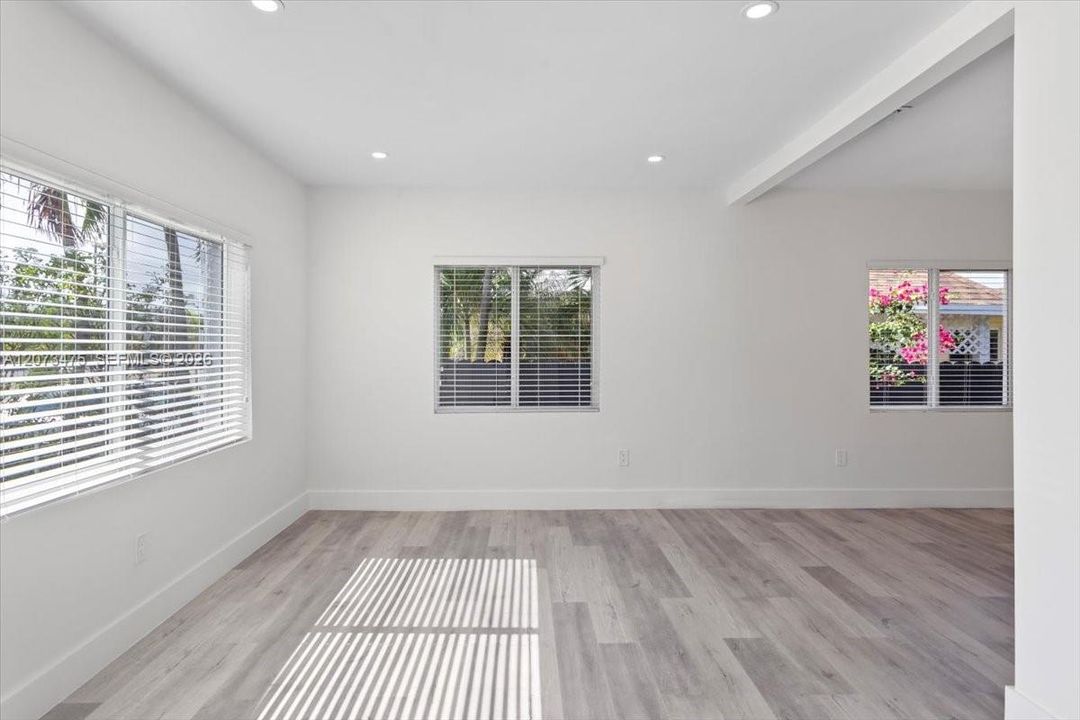 For Rent: $3,700 (3 beds, 1 baths, 1090 Square Feet)