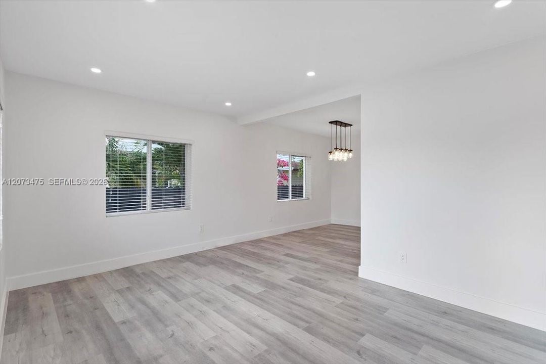For Rent: $3,700 (3 beds, 1 baths, 1090 Square Feet)