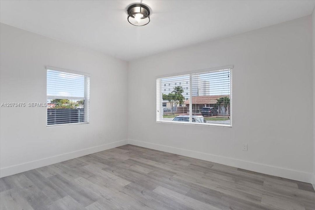 For Rent: $3,700 (3 beds, 1 baths, 1090 Square Feet)