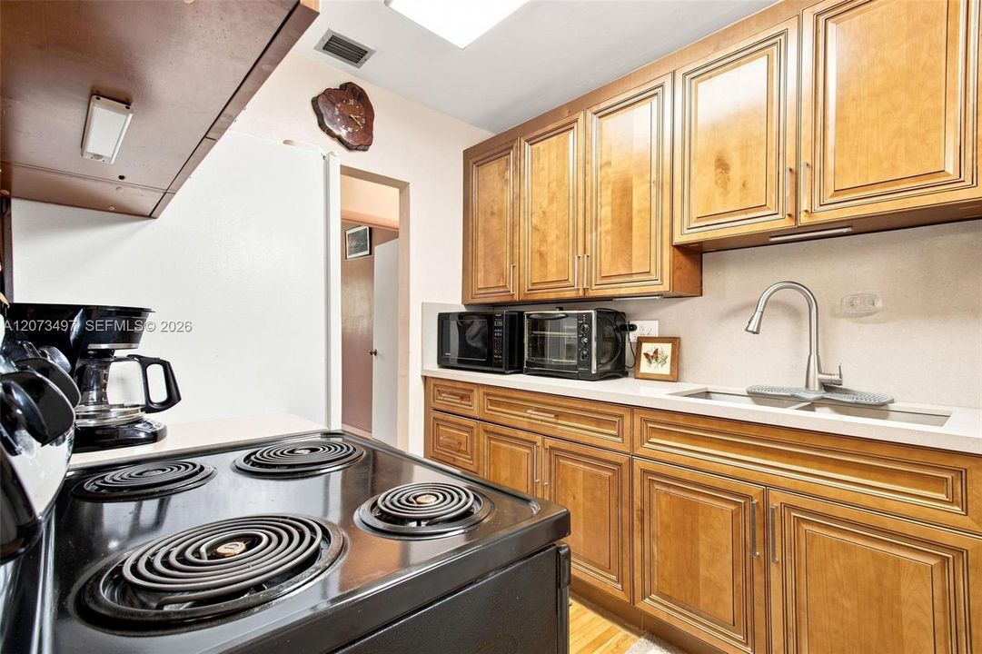 На продажу: $619,990 (3 спален, 1 ванн, 1098 Квадратных фут)