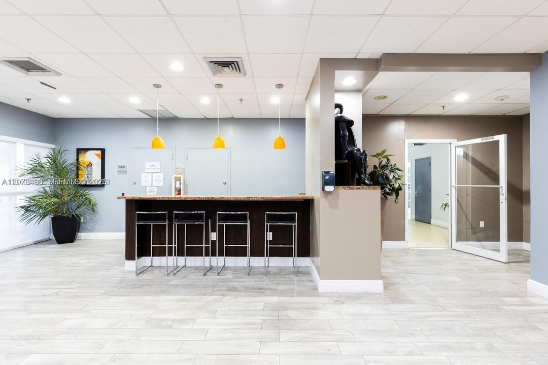 На продажу: $259,990 (2 спален, 2 ванн, 914 Квадратных фут)