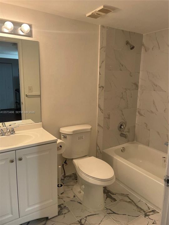 На продажу: $259,990 (2 спален, 2 ванн, 914 Квадратных фут)