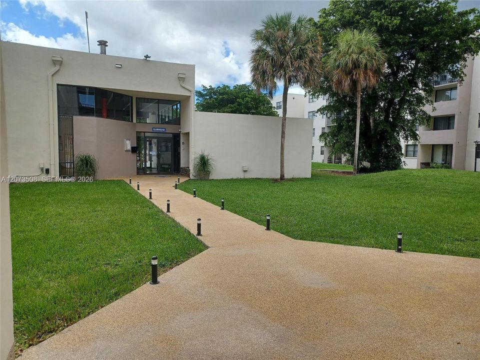 For Rent: $2,150 (2 beds, 2 baths, 827 Square Feet)