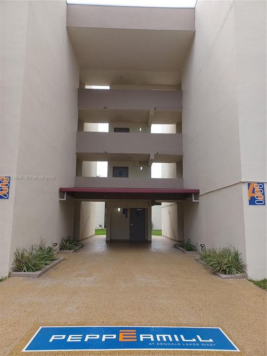 For Rent: $2,150 (2 beds, 2 baths, 827 Square Feet)