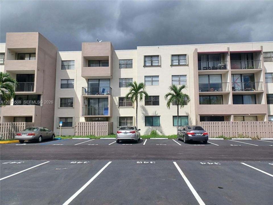 For Rent: $2,150 (2 beds, 2 baths, 827 Square Feet)