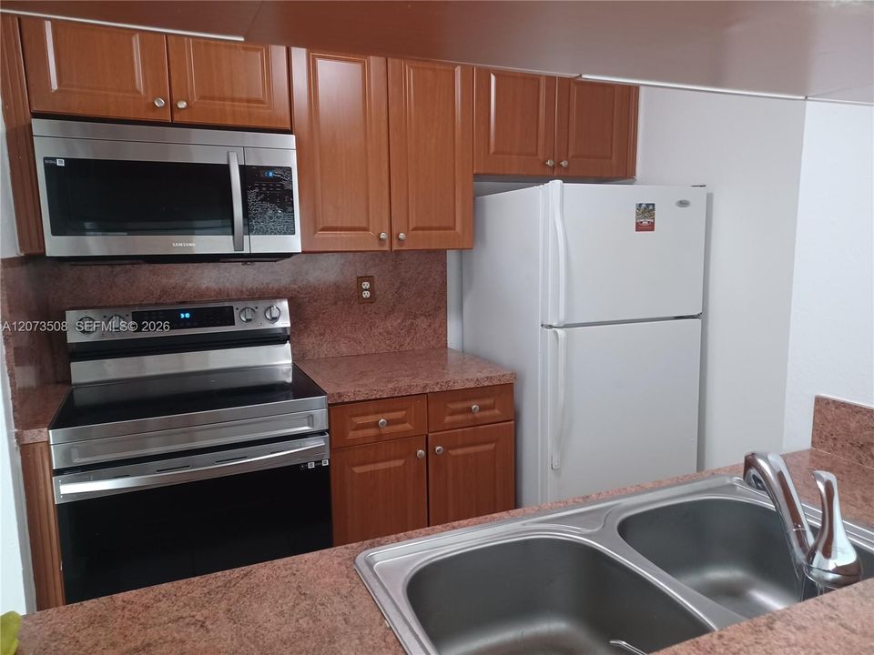 For Rent: $2,150 (2 beds, 2 baths, 827 Square Feet)