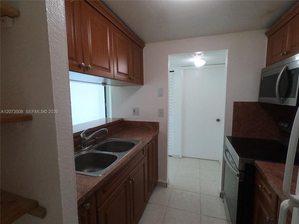 For Rent: $2,150 (2 beds, 2 baths, 827 Square Feet)