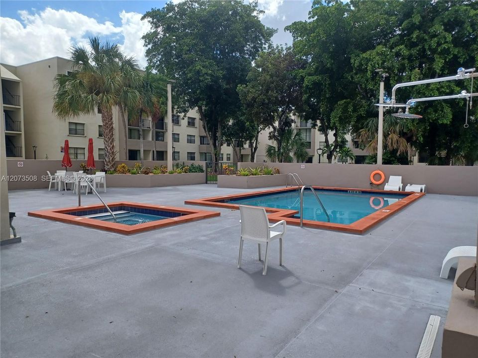 For Rent: $2,150 (2 beds, 2 baths, 827 Square Feet)