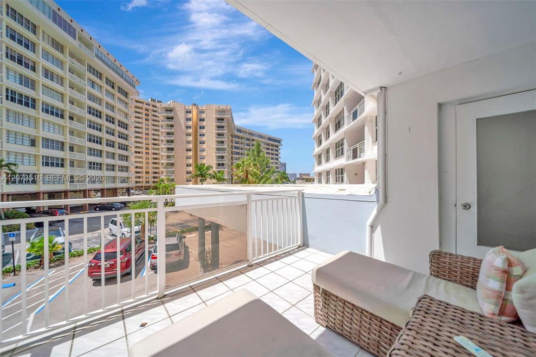 For Sale: $219,990 (1 beds, 1 baths, 646 Square Feet)