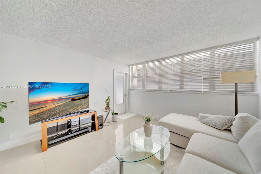 For Sale: $219,990 (1 beds, 1 baths, 646 Square Feet)