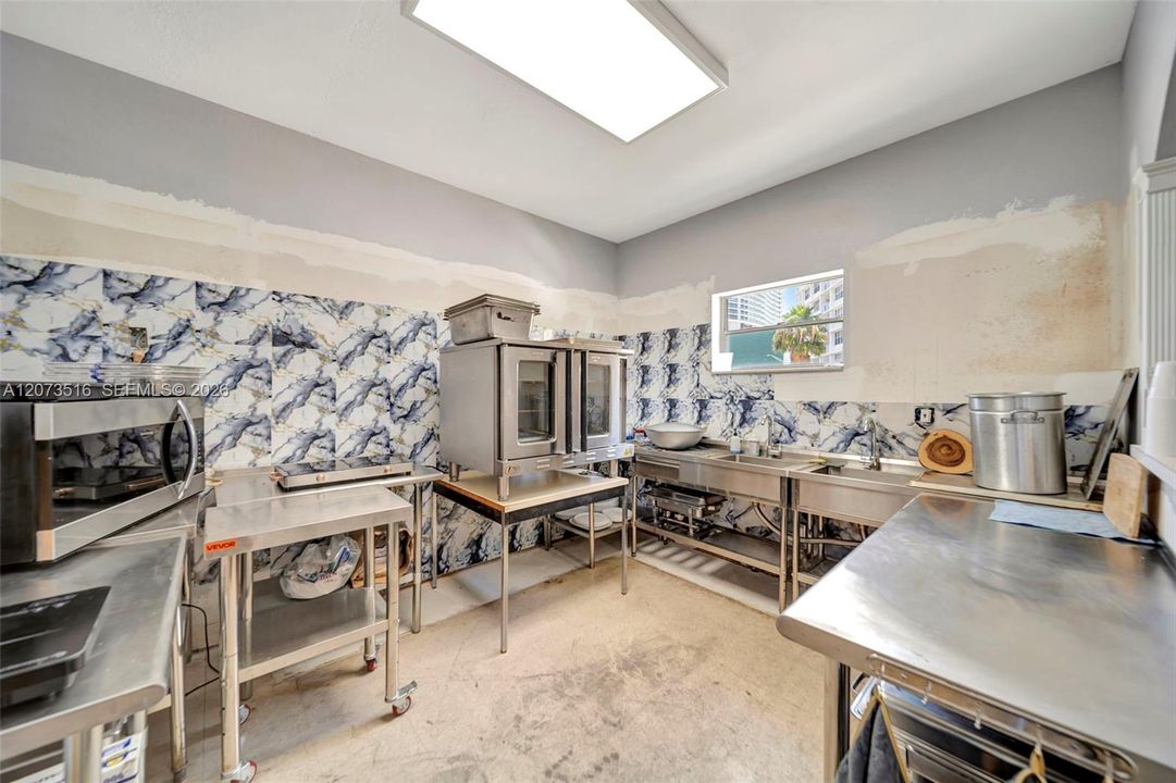 For Sale: $219,990 (1 beds, 1 baths, 646 Square Feet)
