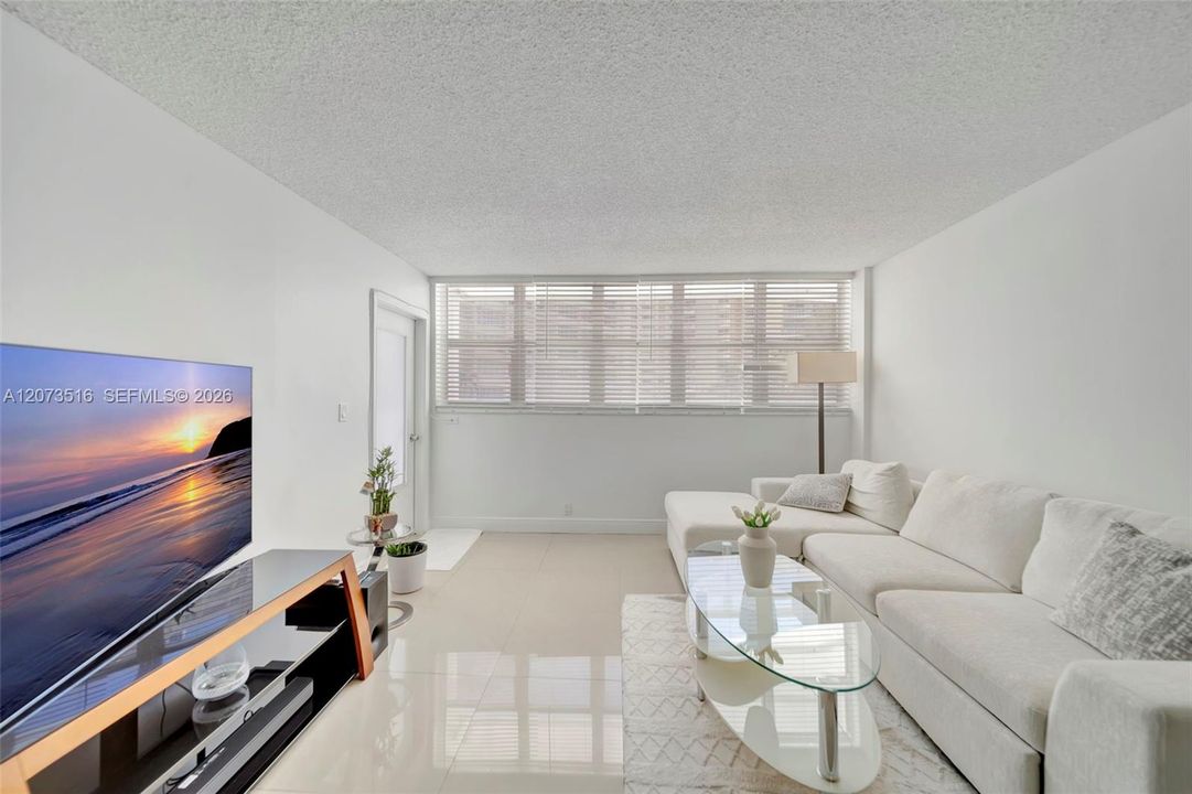 For Sale: $219,990 (1 beds, 1 baths, 646 Square Feet)