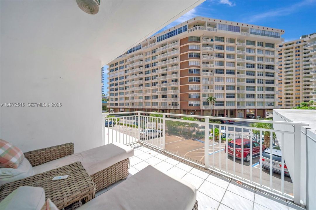 For Sale: $219,990 (1 beds, 1 baths, 646 Square Feet)