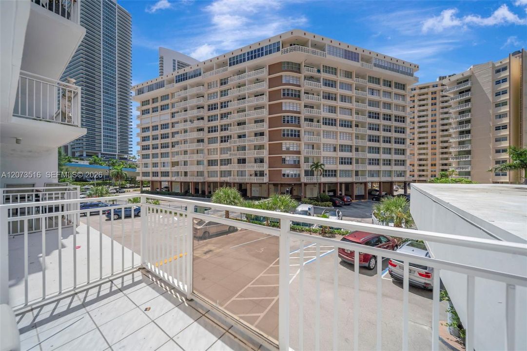 For Sale: $219,990 (1 beds, 1 baths, 646 Square Feet)