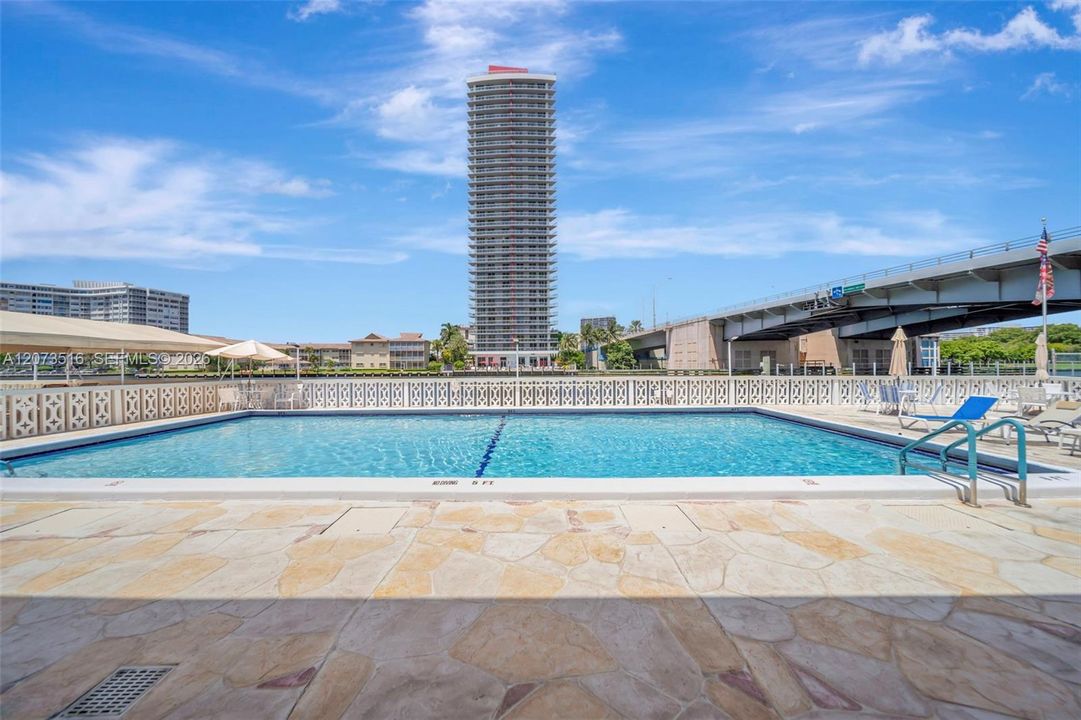 For Sale: $219,990 (1 beds, 1 baths, 646 Square Feet)