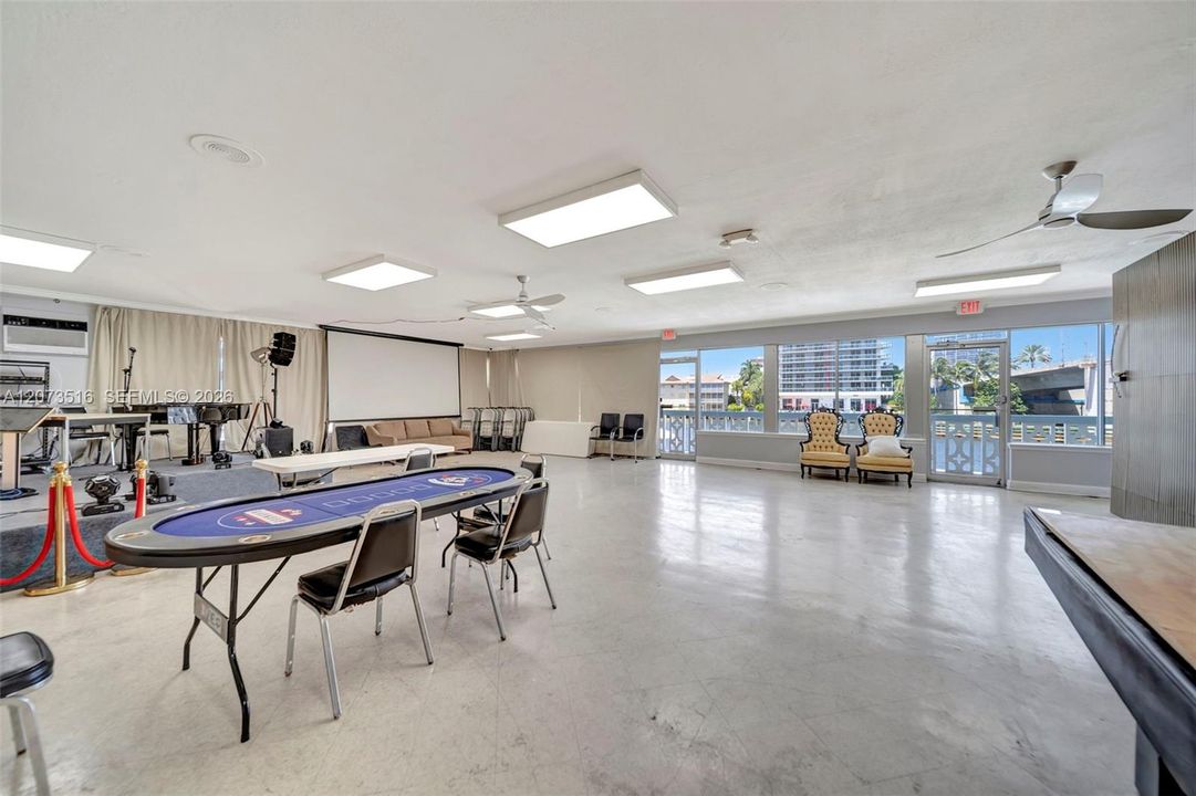 For Sale: $219,990 (1 beds, 1 baths, 646 Square Feet)
