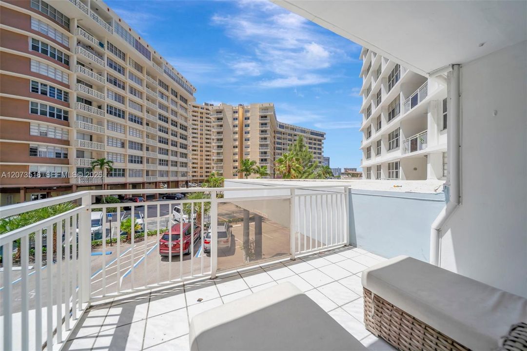 For Sale: $219,990 (1 beds, 1 baths, 646 Square Feet)