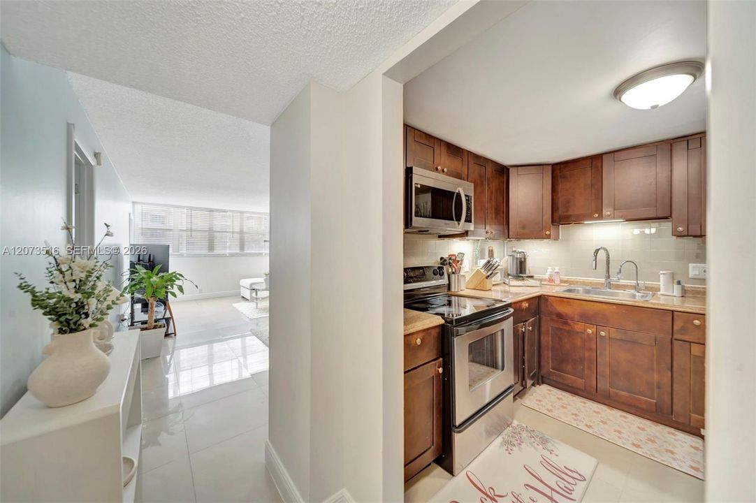 For Sale: $219,990 (1 beds, 1 baths, 646 Square Feet)