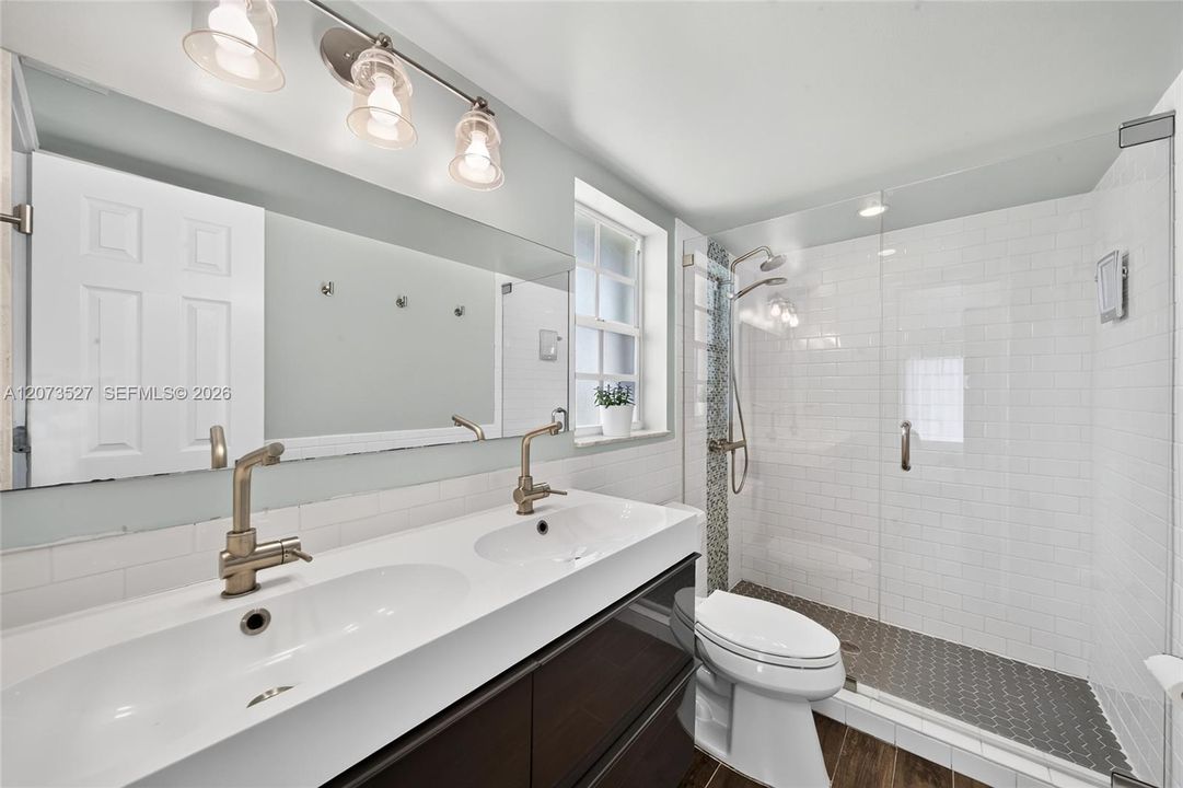En Venta: $875,000 (3 camas, 3 baños, 2017 Pies cuadrados)