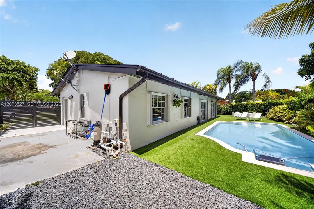En Venta: $875,000 (3 camas, 3 baños, 2017 Pies cuadrados)