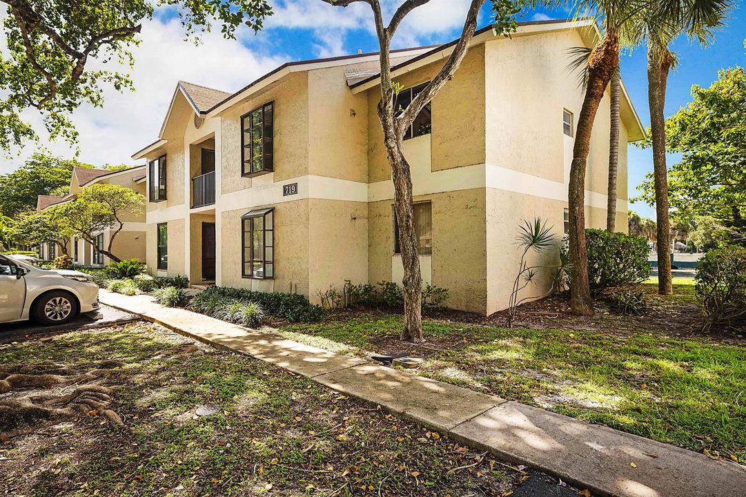 719 Gardens Dr. Unit 206-14