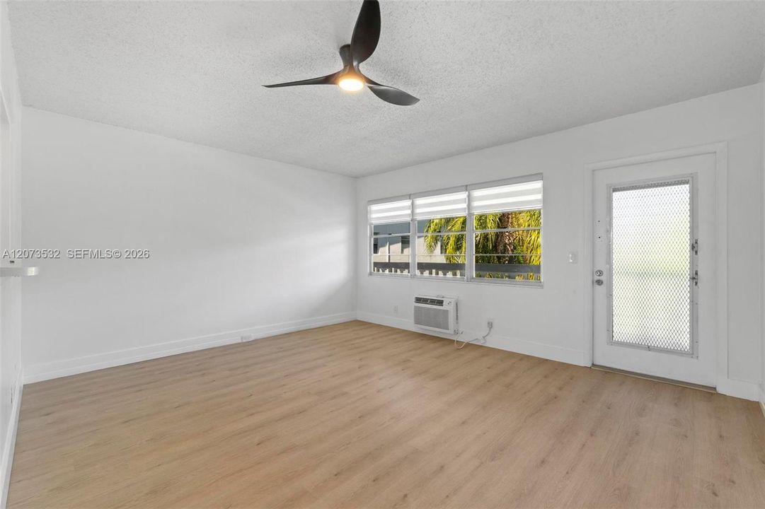 For Sale: $93,000 (1 beds, 1 baths, 585 Square Feet)