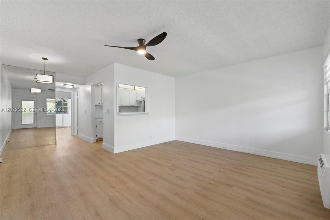 For Sale: $93,000 (1 beds, 1 baths, 585 Square Feet)