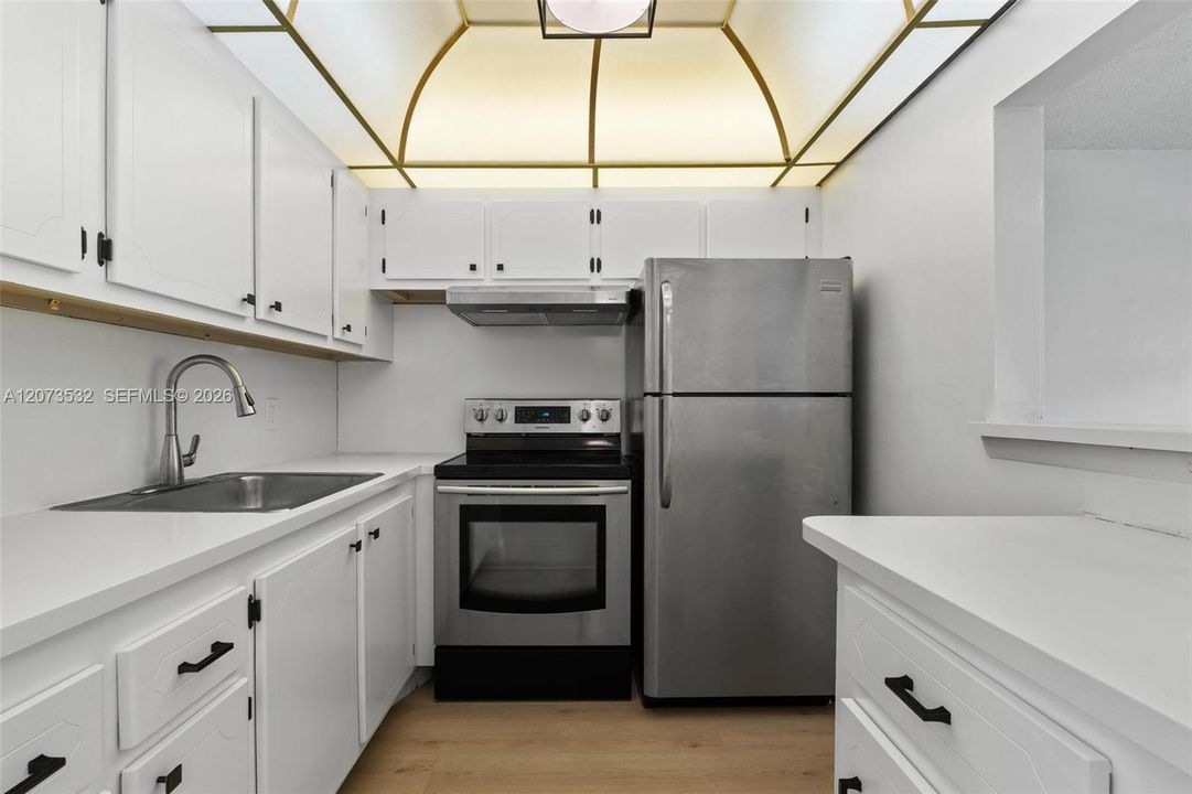 For Sale: $93,000 (1 beds, 1 baths, 585 Square Feet)