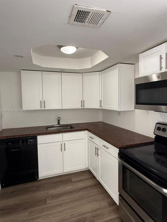 В аренду: $2,350 (2 спален, 2 ванн, 899 Квадратных фут)
