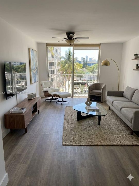 В аренду: $2,350 (2 спален, 2 ванн, 899 Квадратных фут)