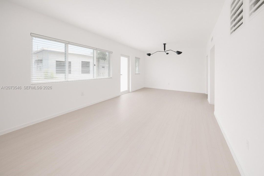 For Sale: $450,000 (1 beds, 1 baths, 664 Square Feet)