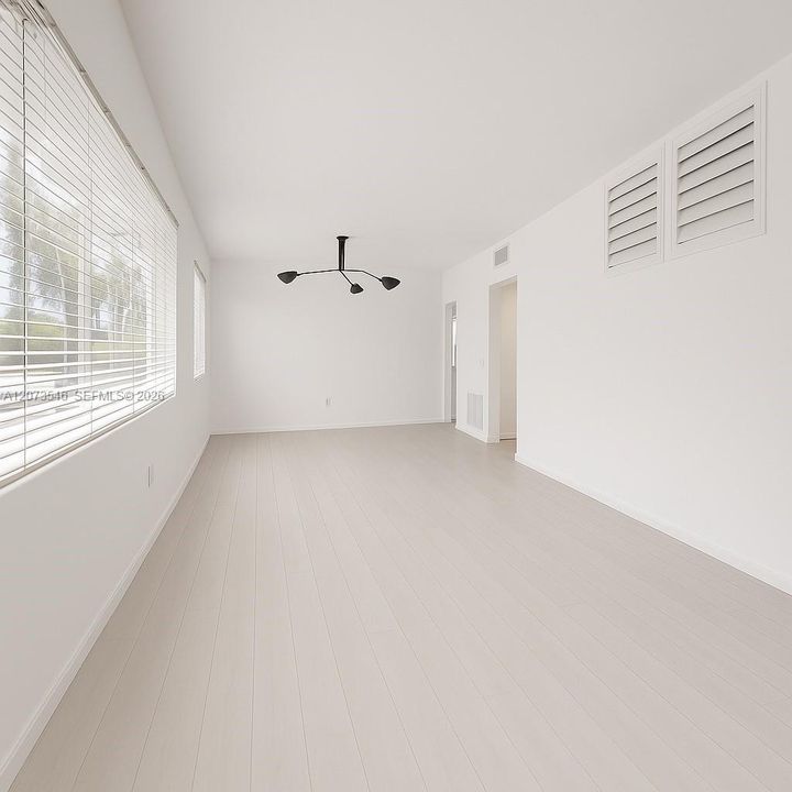 For Sale: $450,000 (1 beds, 1 baths, 664 Square Feet)