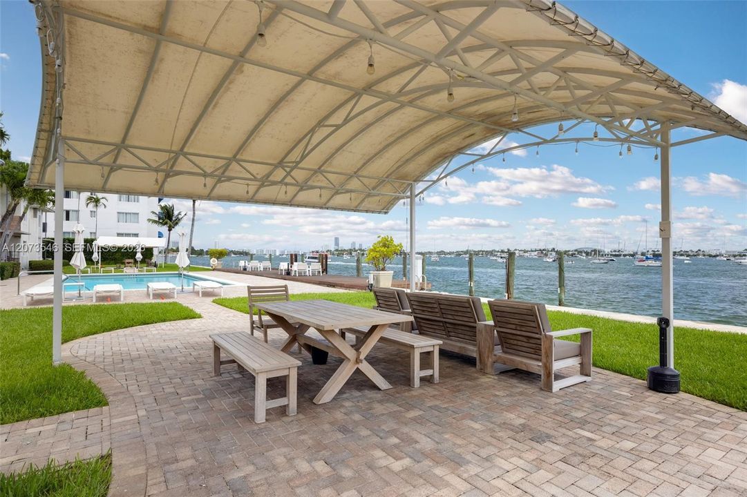 For Sale: $450,000 (1 beds, 1 baths, 664 Square Feet)