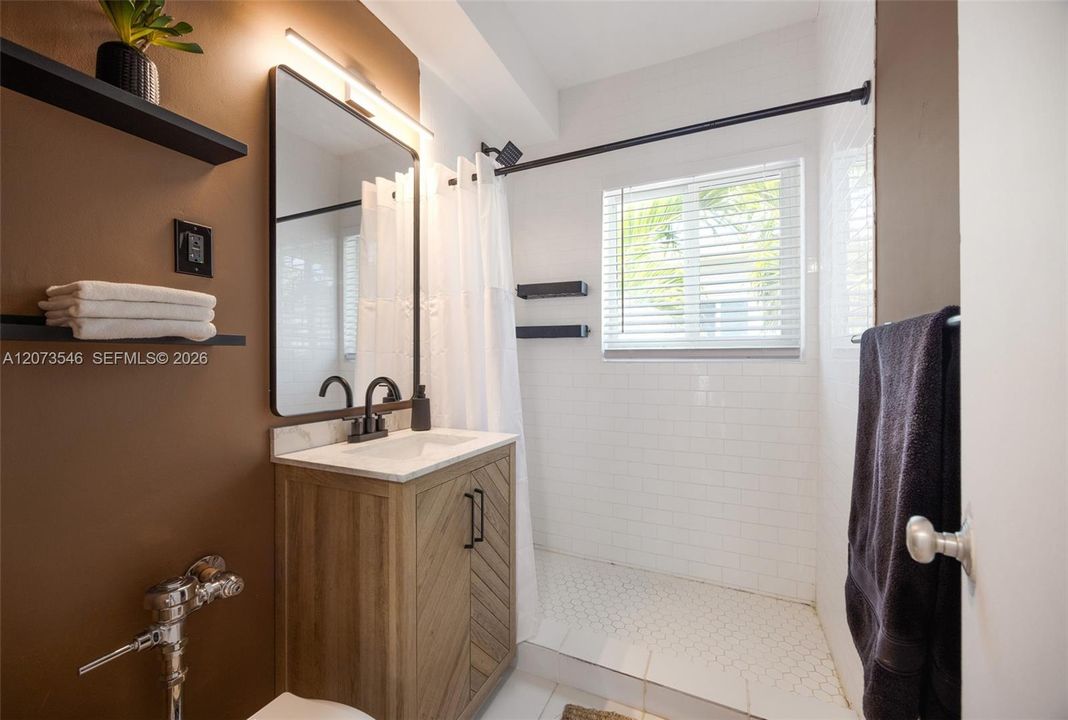 For Sale: $450,000 (1 beds, 1 baths, 664 Square Feet)