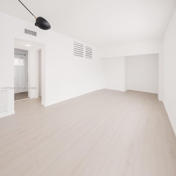 For Sale: $450,000 (1 beds, 1 baths, 664 Square Feet)
