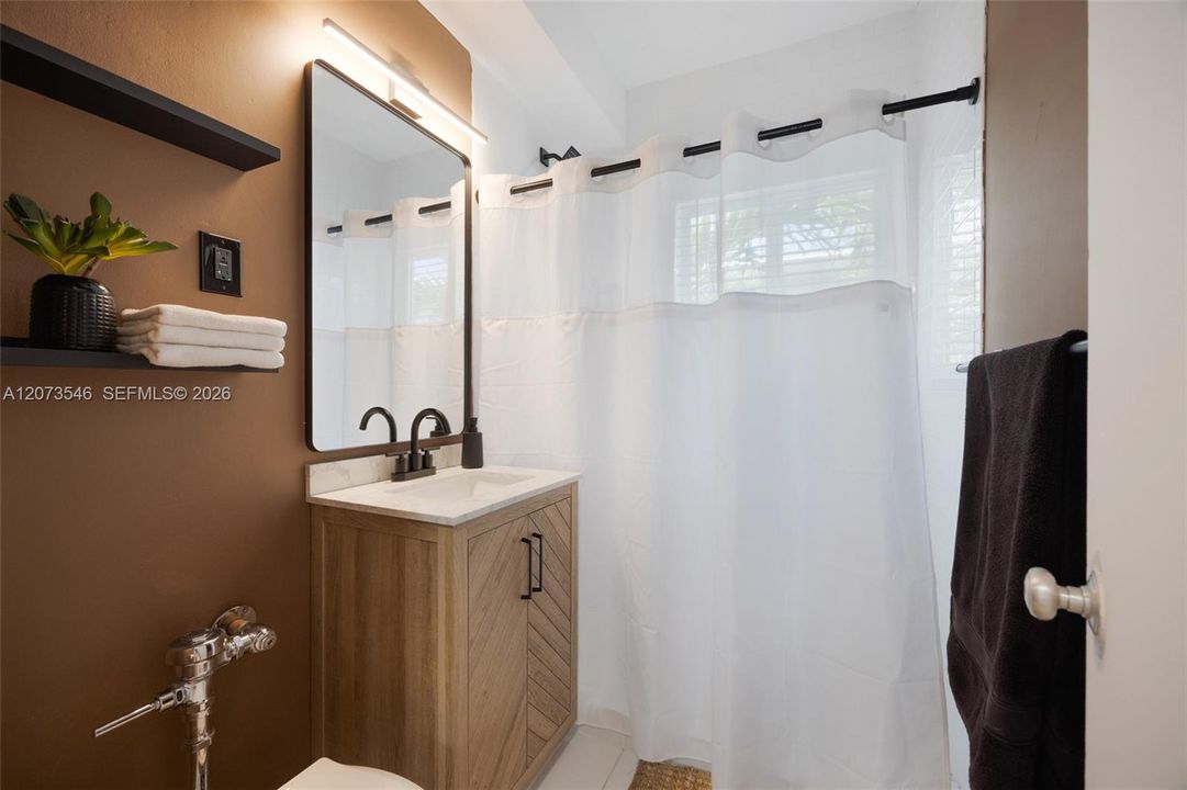 For Sale: $450,000 (1 beds, 1 baths, 664 Square Feet)