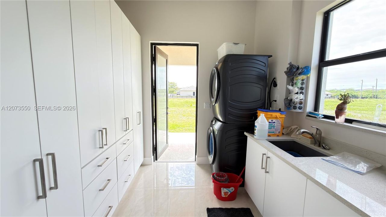 For Sale: $1,474,900 (3 beds, 2 baths, 2560 Square Feet)