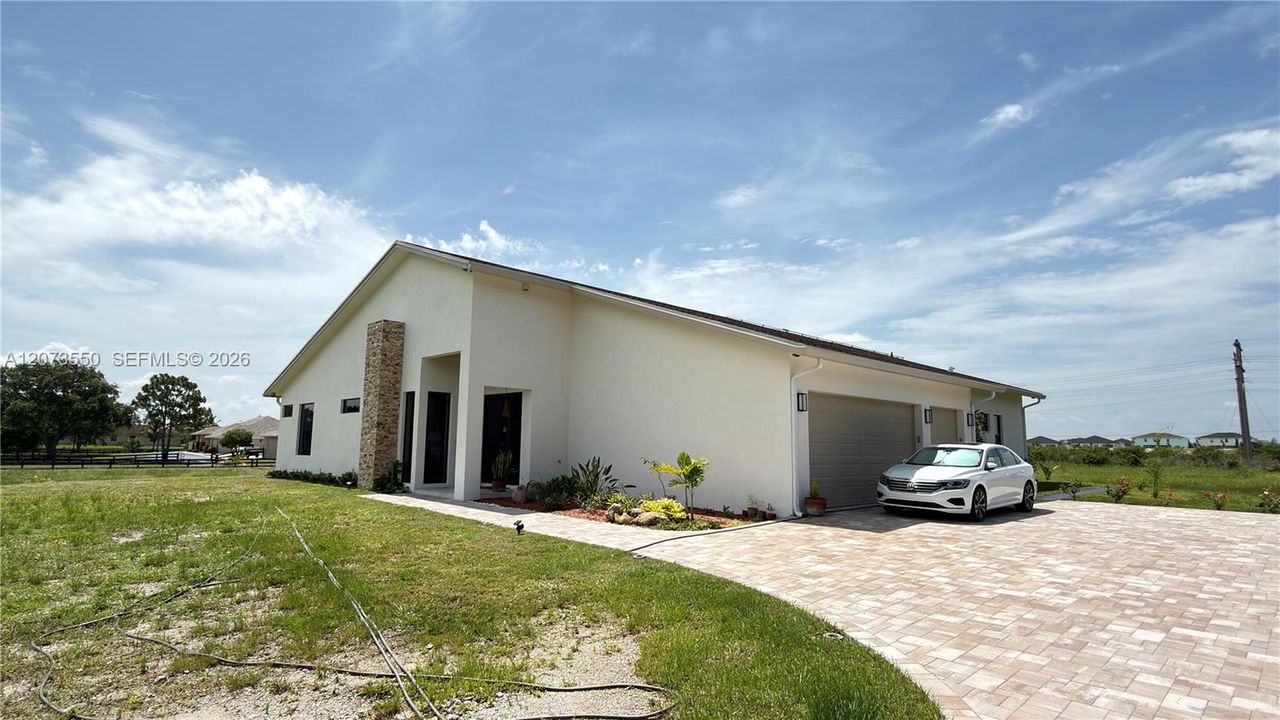 For Sale: $1,474,900 (3 beds, 2 baths, 2560 Square Feet)