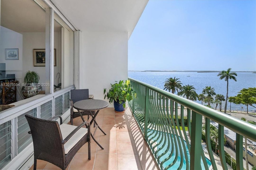 For Sale: $375,000 (1 beds, 1 baths, 787 Square Feet)