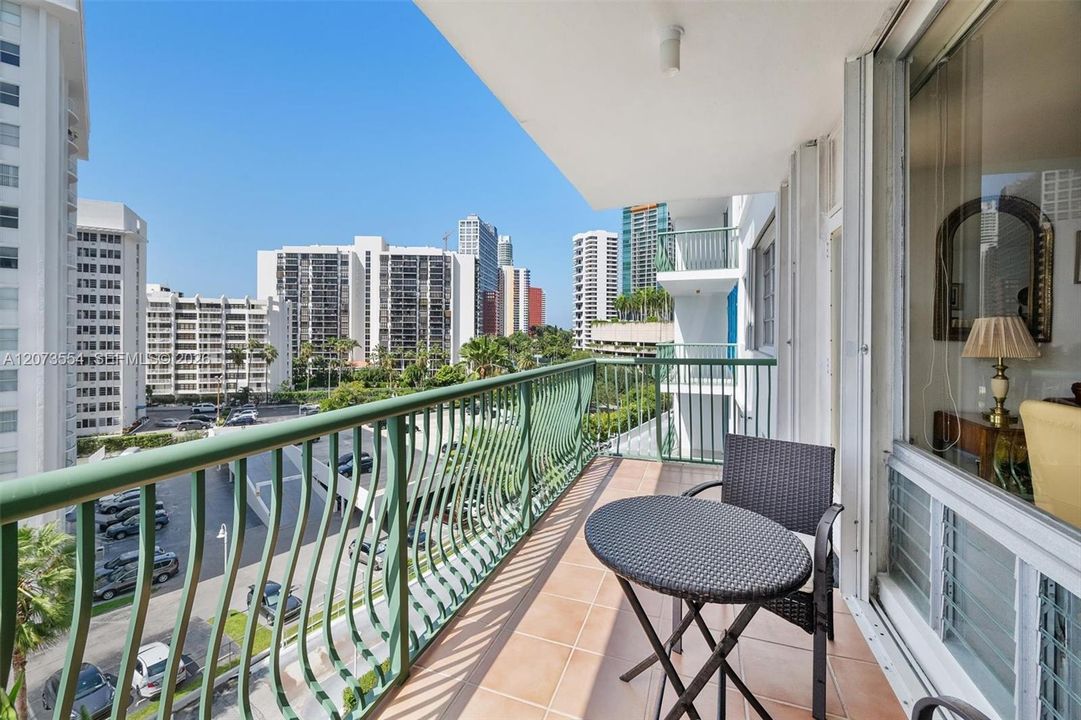 For Sale: $375,000 (1 beds, 1 baths, 787 Square Feet)