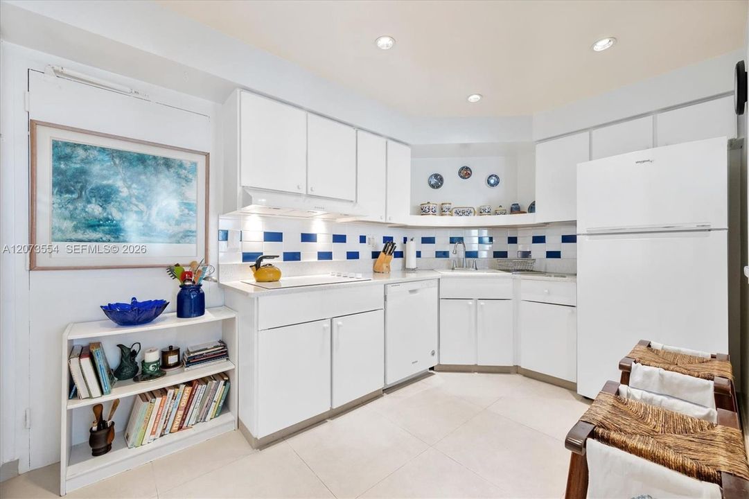 For Sale: $375,000 (1 beds, 1 baths, 787 Square Feet)