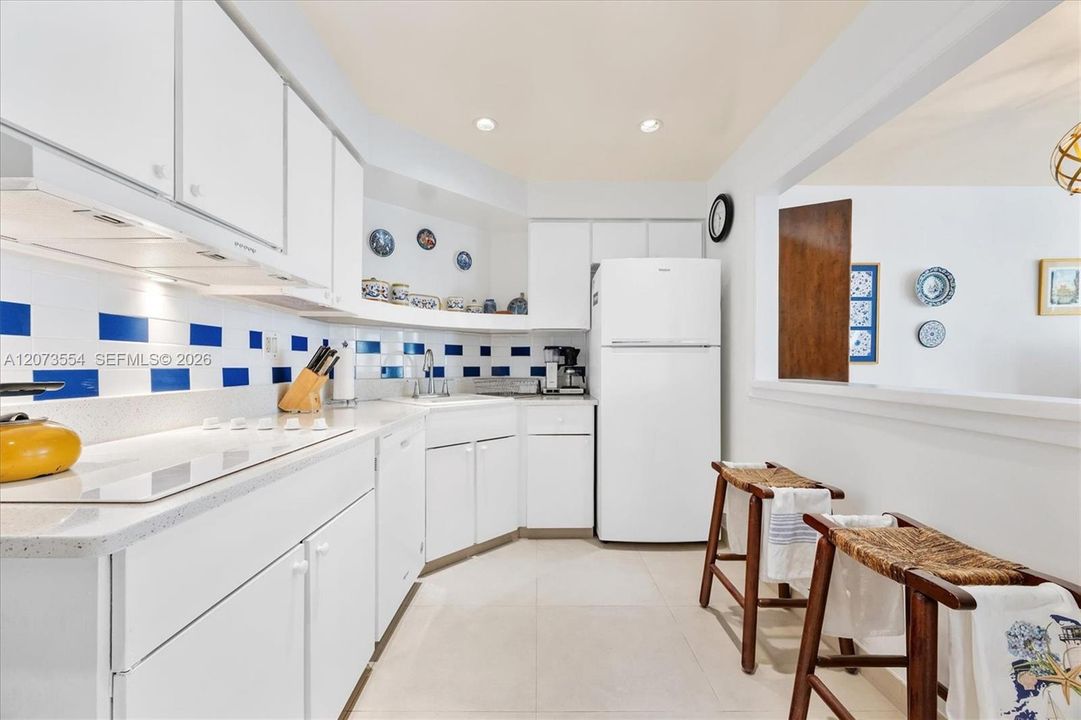 For Sale: $375,000 (1 beds, 1 baths, 787 Square Feet)