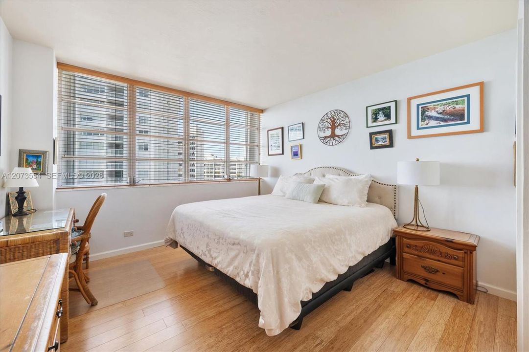 For Sale: $375,000 (1 beds, 1 baths, 787 Square Feet)
