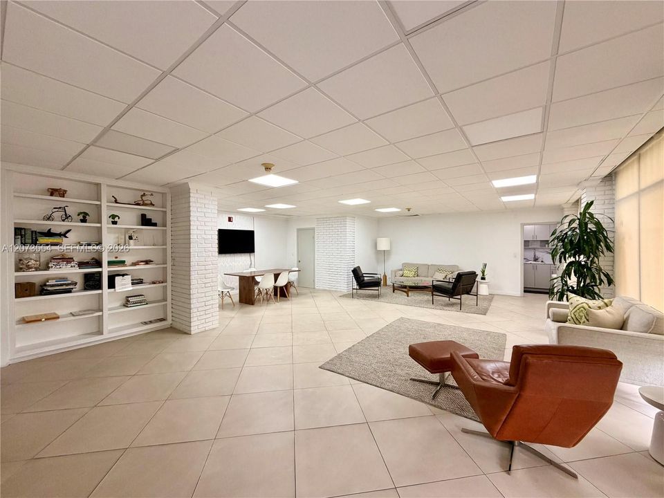 For Sale: $375,000 (1 beds, 1 baths, 787 Square Feet)