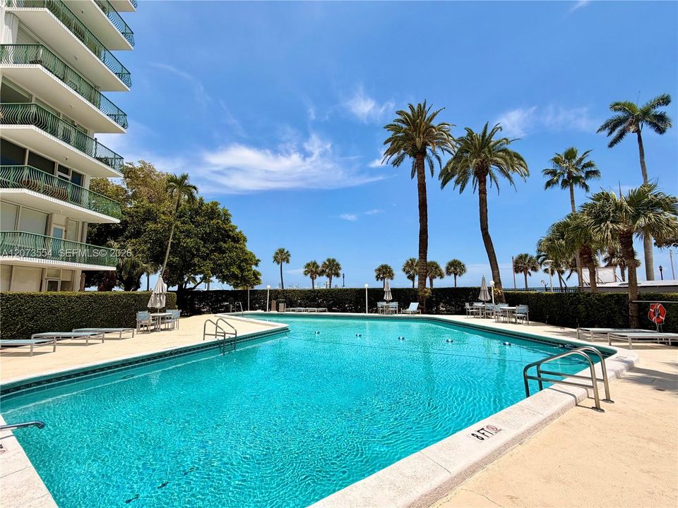 For Sale: $375,000 (1 beds, 1 baths, 787 Square Feet)